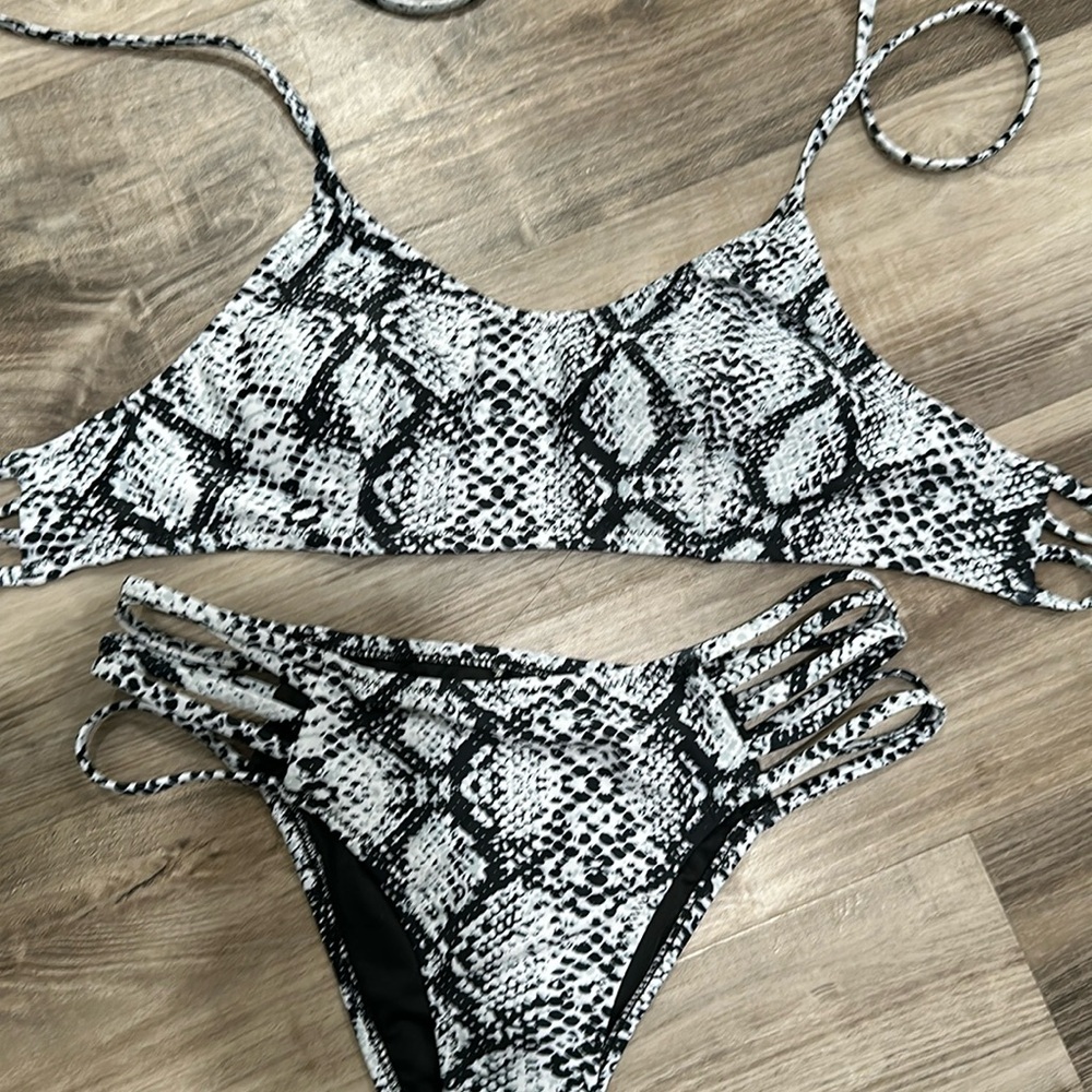 Cup she snake print bikini size small